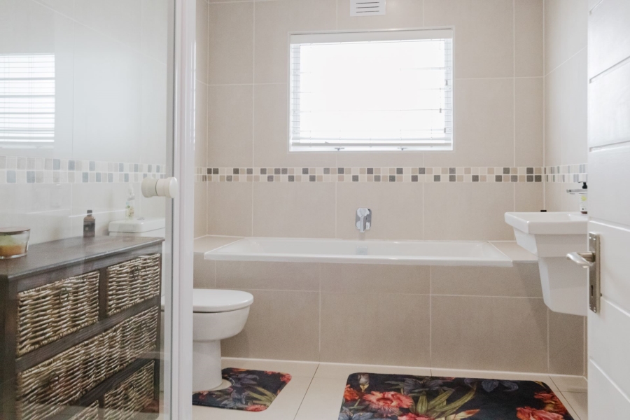 4 Bedroom Property for Sale in Sunningdale Western Cape